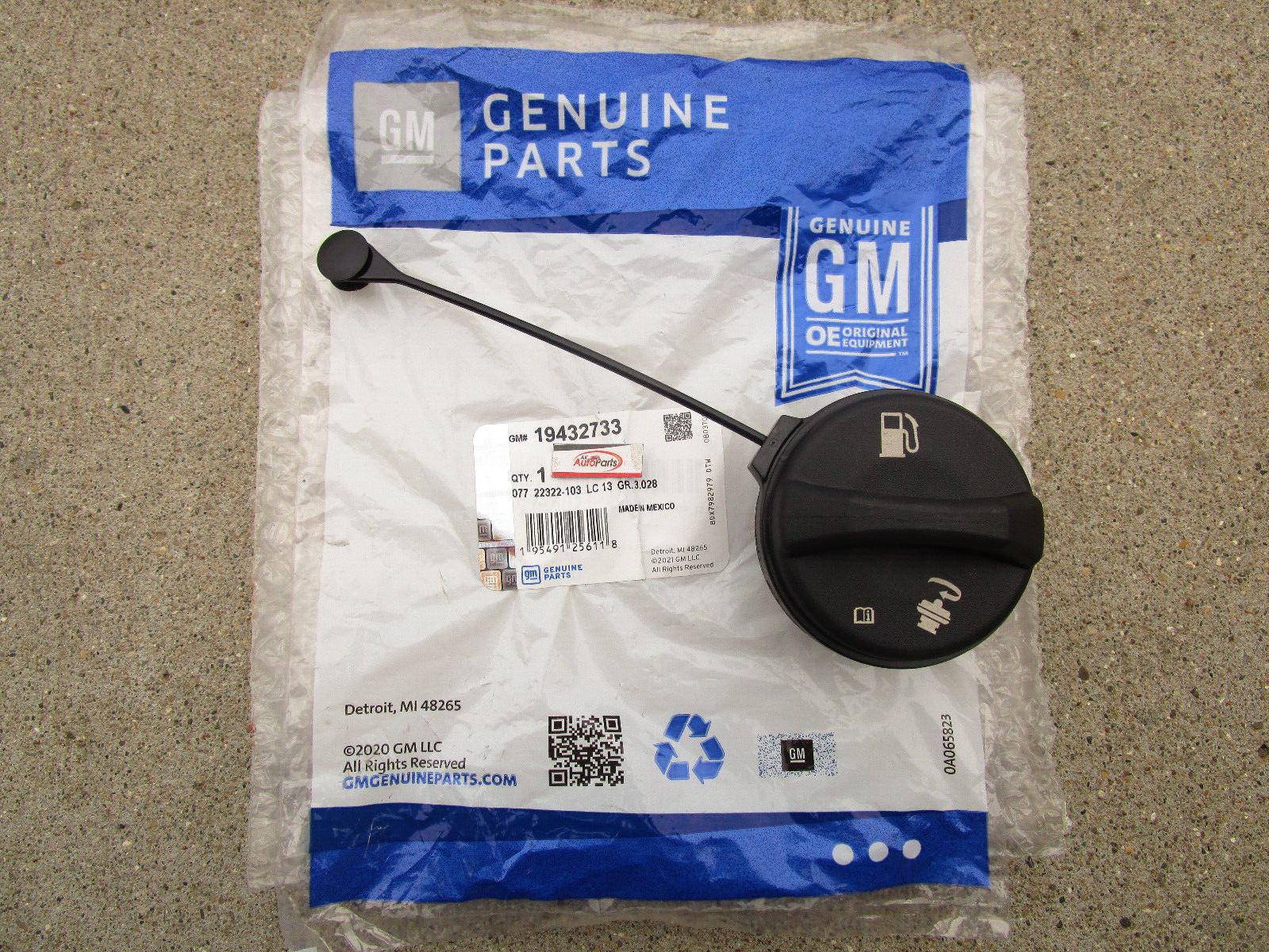 GMC CHEVY BUICK CADILLAC 19432733 FUEL GAS TANK FILLER CAP WITH TETHER OEM NEW