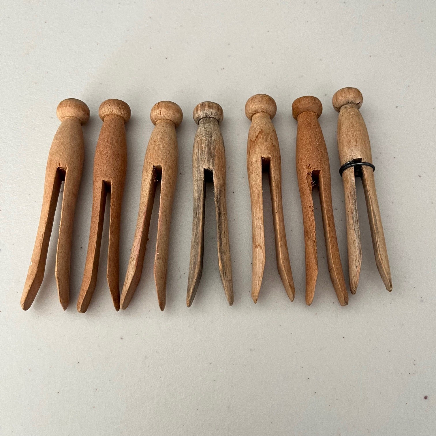 VTG WOODEN CLOTHES PINS LOT OF 25-4" + 7-3".5" ROUND HEAD WHEATHERED PRIMITIVE