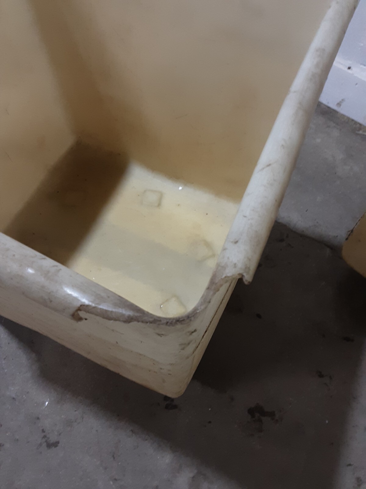 LOT OF 4 RUBBERMAID H.D COMMERCIAL INGREDIENT BINS ON CASTERS