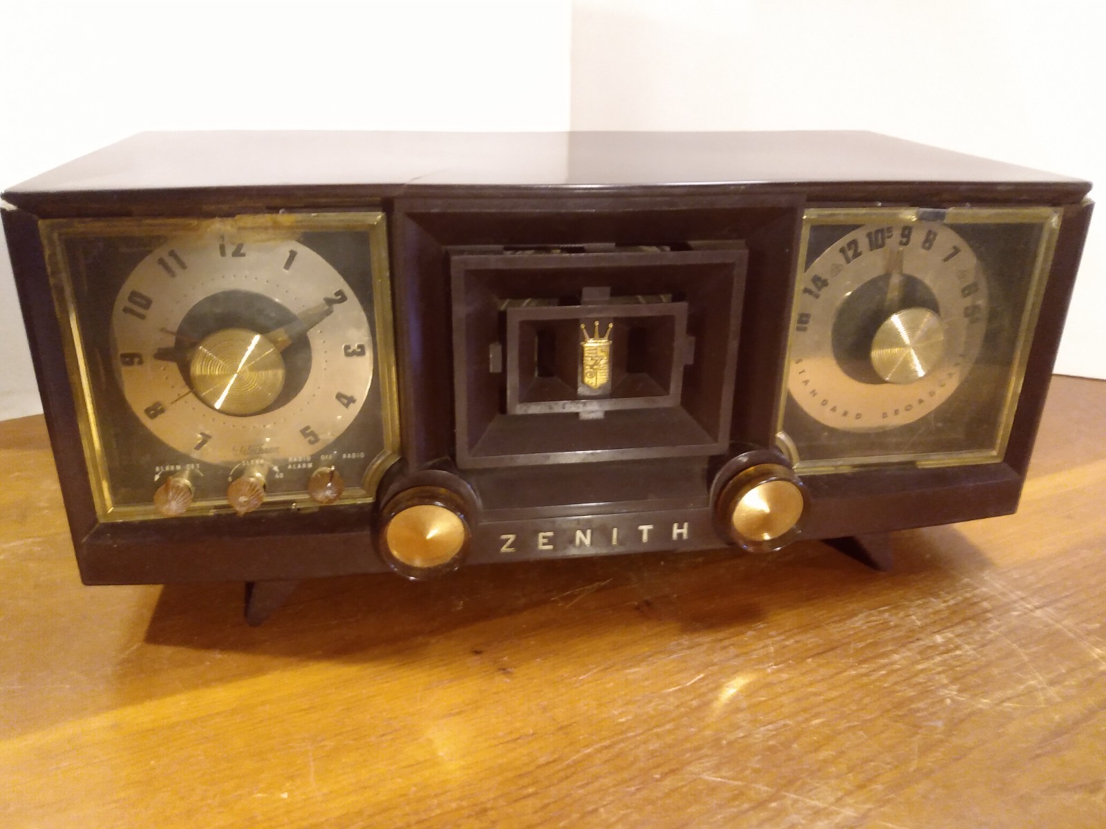 Vintage 1955 Zenith X519 AM Tube Clock Radio
