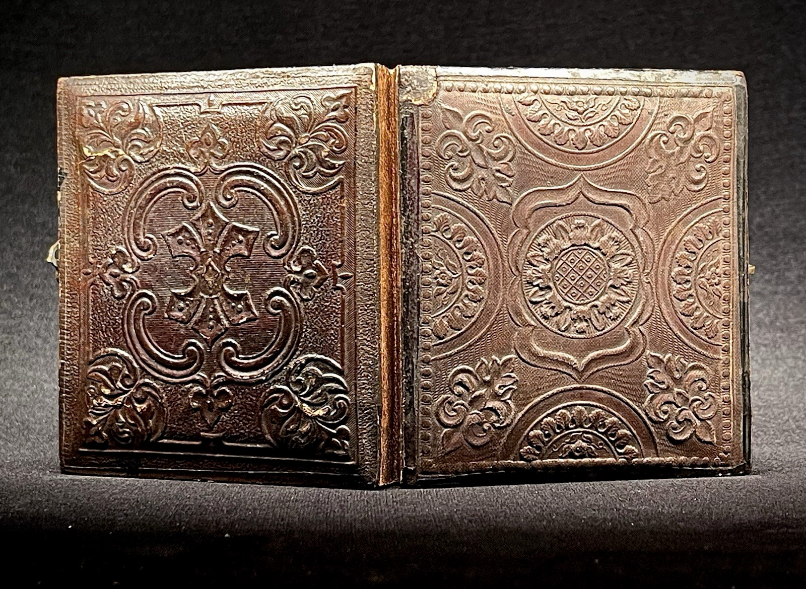 RARE 1/6 PLATE RUBY AMBROTYPE OF A CIVIL WAR SOLDIER PATRIOTIC MAT & FULL CASE