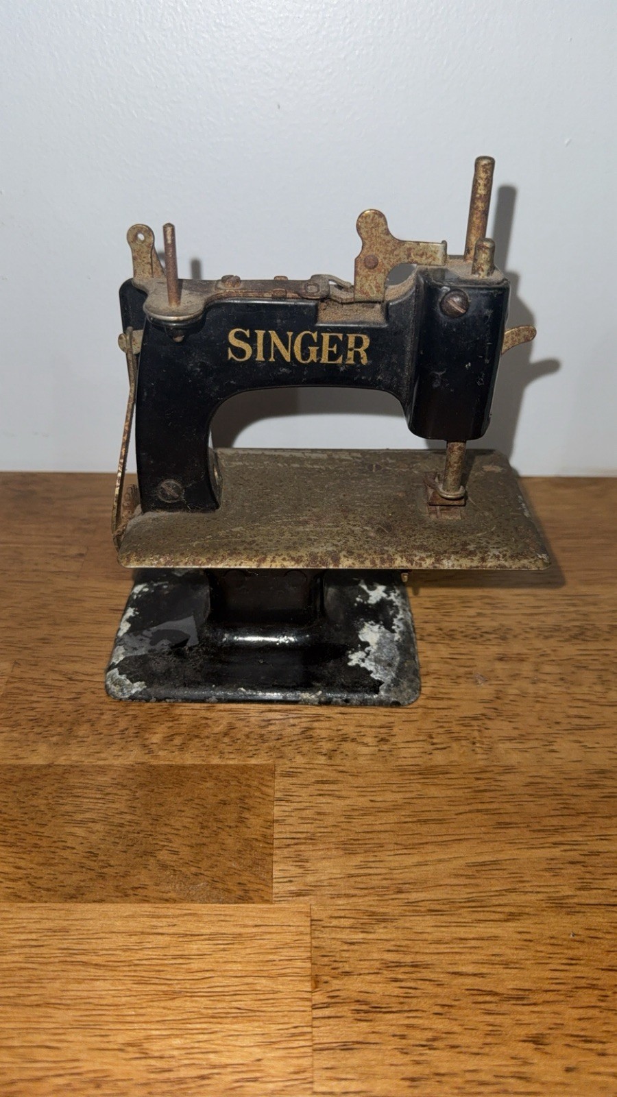 Vintage Singer Children Cast Iron Toy (read description)