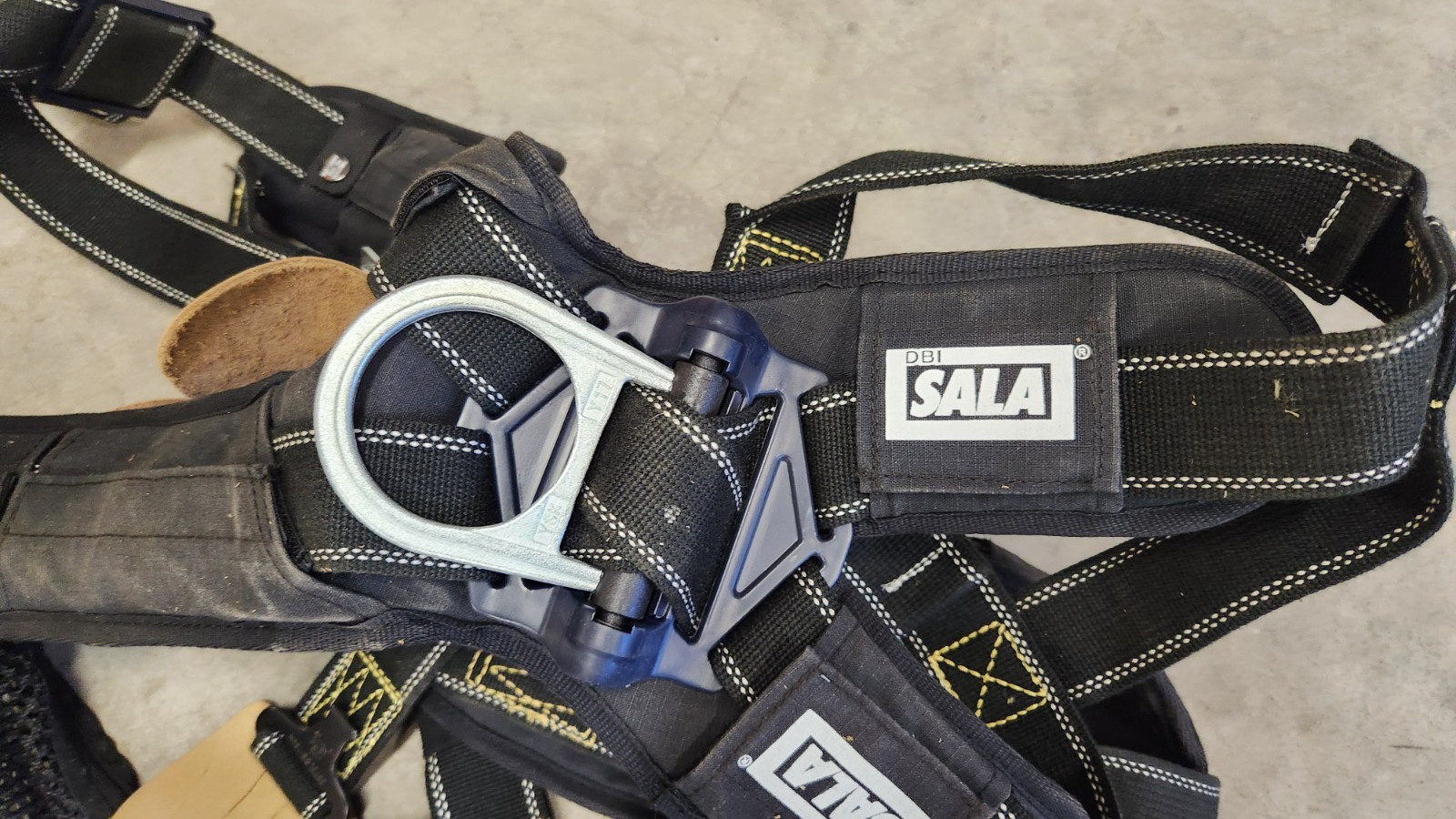 3M DMI-SALA 1100941 ExoFit XP Flash Safety Harness 310-lb Large. NEW IN BAG