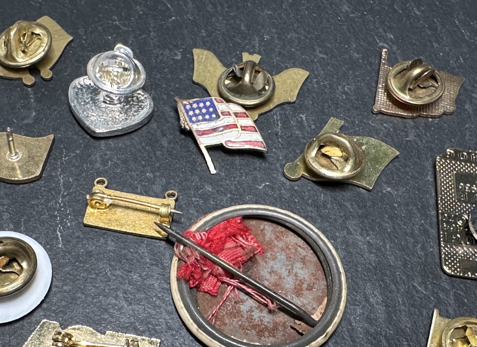 LOT OF 35+ VINTAGE USA PATRIOTIC PINS : FLAGS, VETERANS, '76, MORE I127