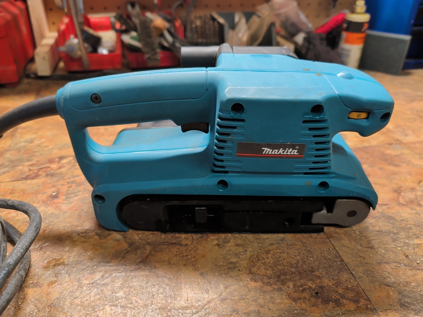 Makita 9911 5.6 Amp 3-Inch by 18-Inch Variable Speed Belt Sander with Cloth Dust