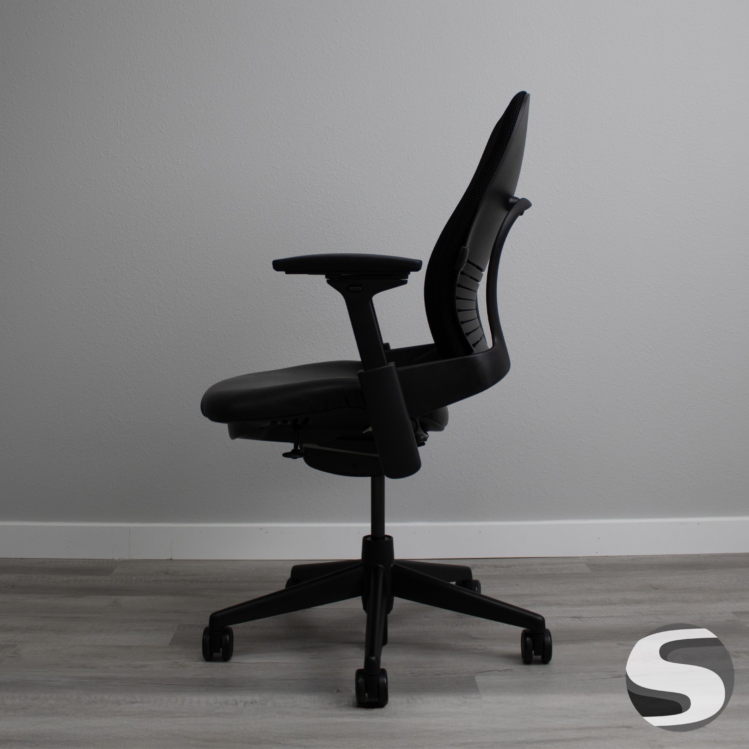Steelcase V2 Leap - 3D Mesh and Leather Seat in Black