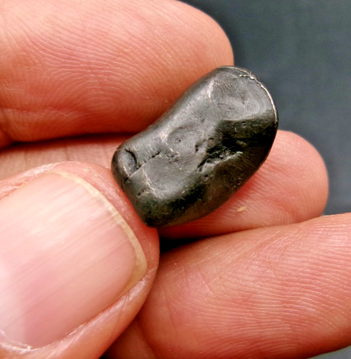 ORIENTED 7.21 gram - Sikhote Alin Meteorite Individual - 1947 fall in Russia