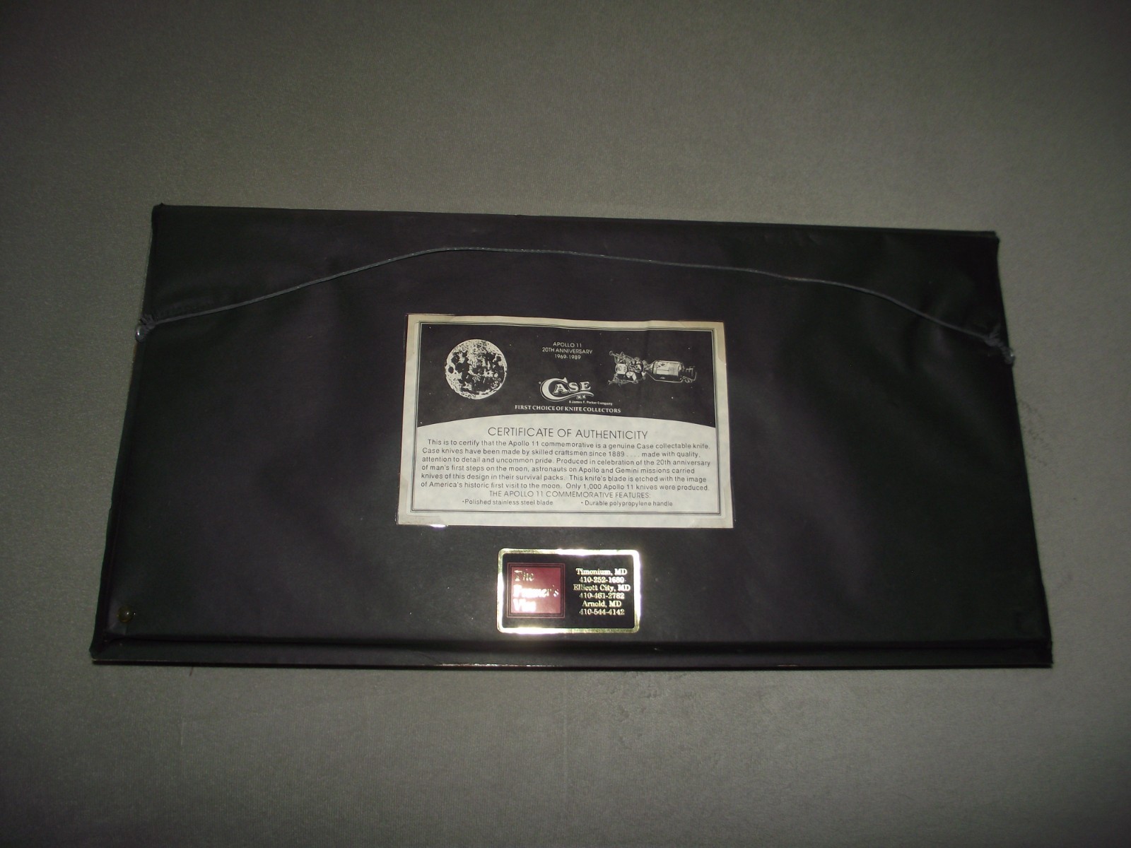 Case xx 1989 Apollo 11 Commemorative First Steps on the Moon Knife in Display