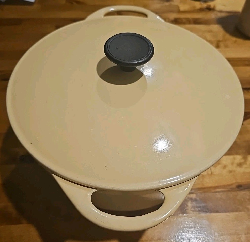 Vintage Cousances 22 Dutch Oven Beige 3.5 Quart Made in France Le Creuset