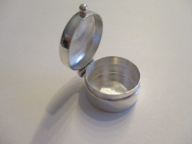 Sterling silver pill box round Small engraved on top gorgeous style 1/2 inch 925