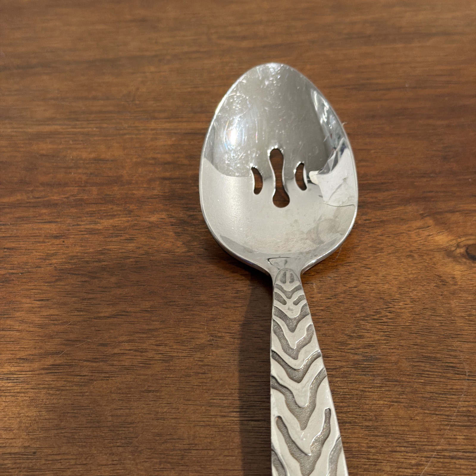 Rare ONEIDA Silver Serengeti (Stainless) 18/10 Slotted Serving Spoon. 2007.