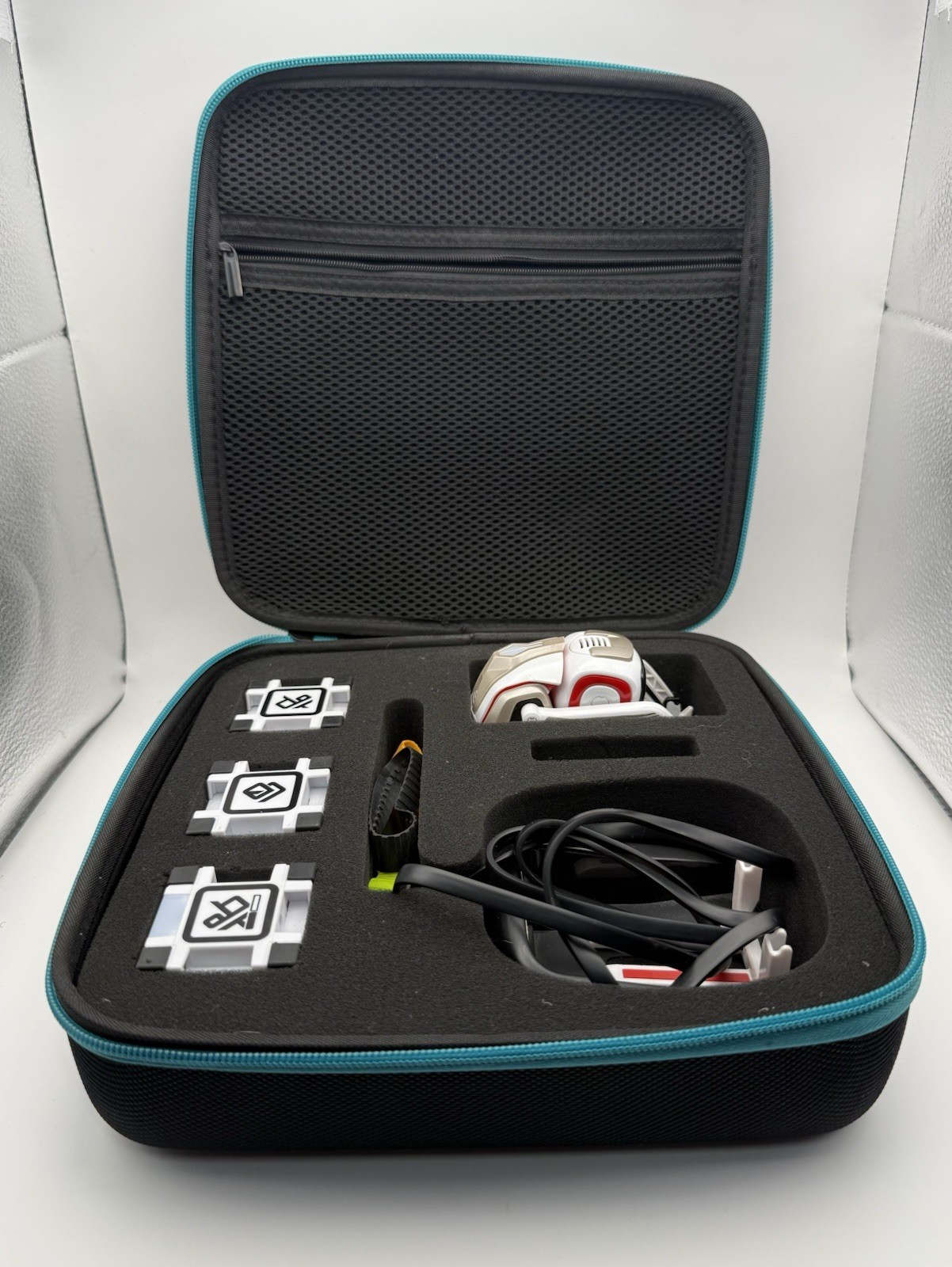 Anki 300-00046 Cozmo Robot With 3 Cubes Charger Case And More POWERS ON; AS-IS!