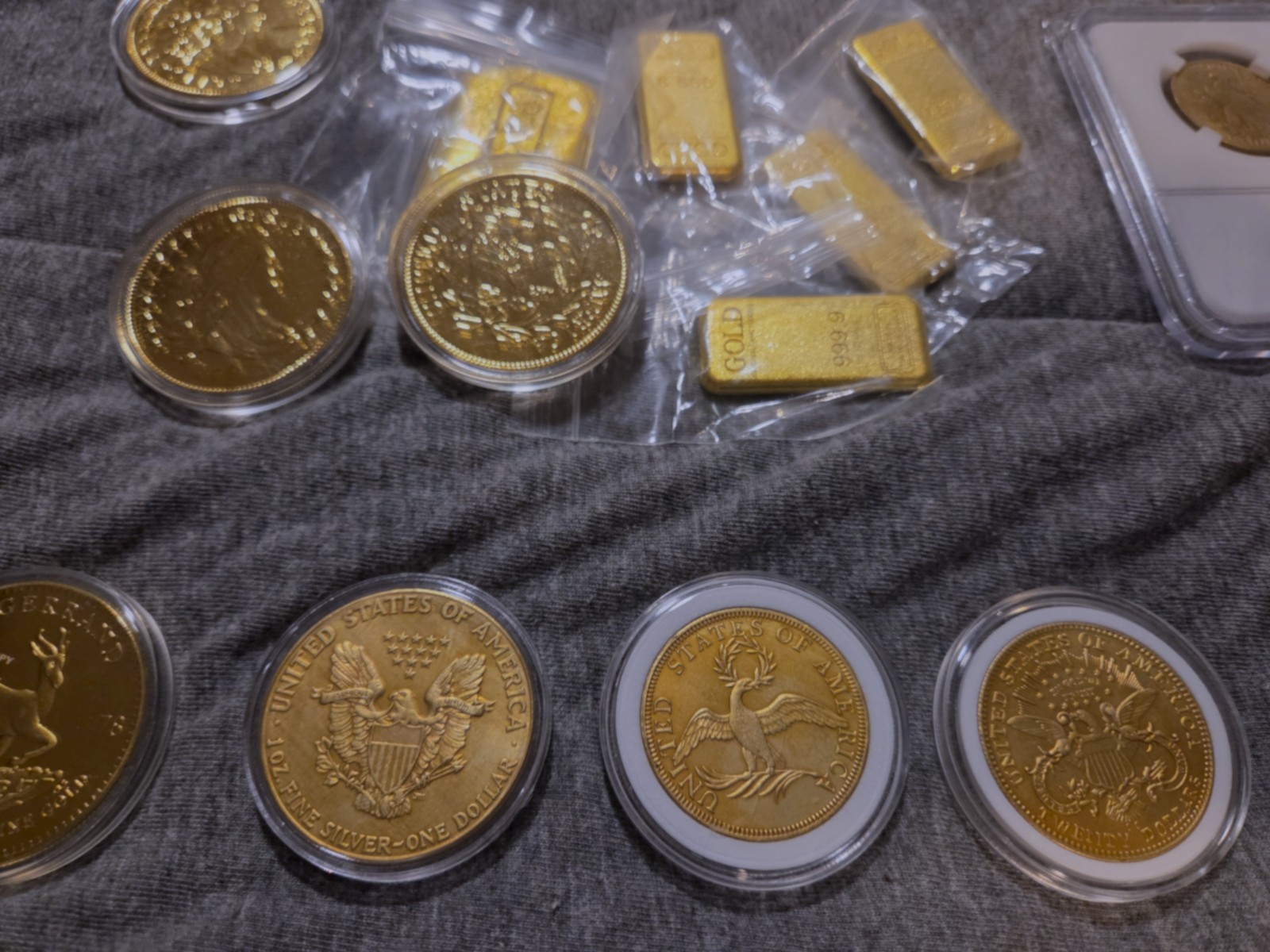 Lot of 80 novelty US coins and bills.