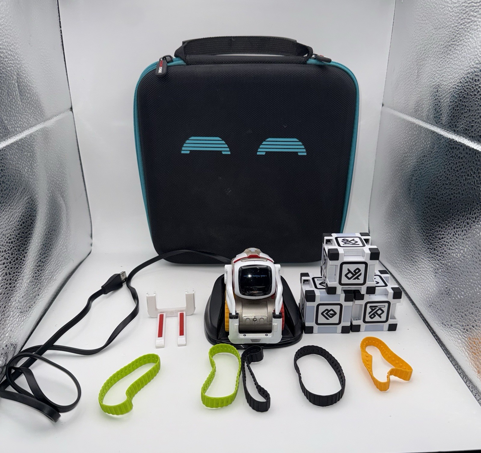 Anki 300-00046 Cozmo Robot With 3 Cubes Charger Case And More POWERS ON; AS-IS!