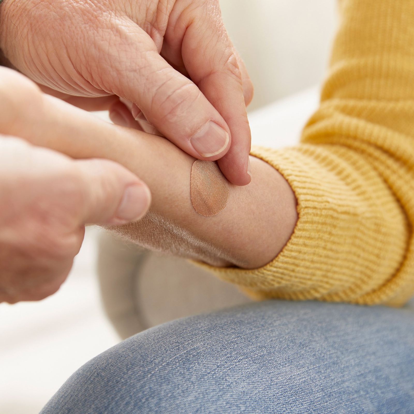 400 McKesson Round Fabric Adhesive Spot Band Aids Bandages 1" Sterile 16-4812