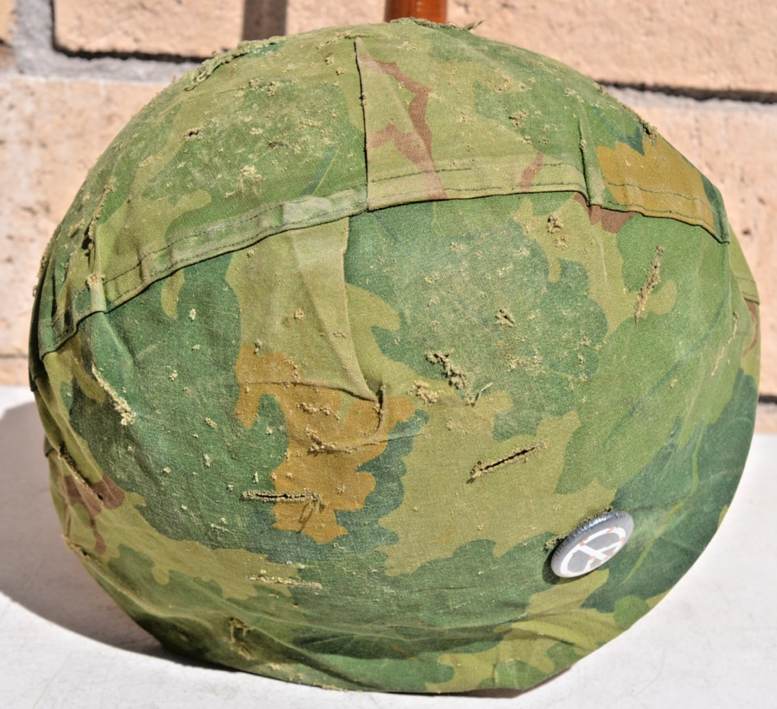 EARLY US ARMY M1 HELMET VIETNAM WAR VINTAGE CAMOUFLAGE COVER & PEACE PIN BUTTON