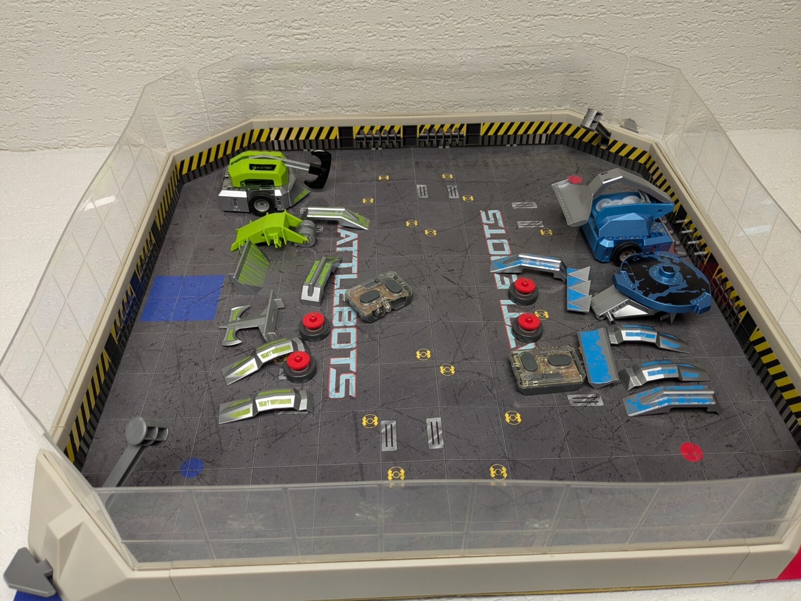 BATTLE BOTS HEXBUG LOT PRE-OWNED PRO ARENA & BOTS with What's Seen, Not Tested