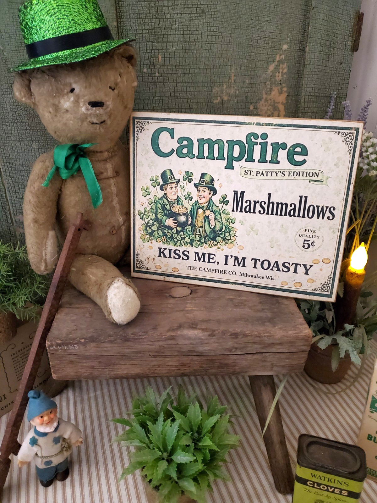 VINTAGE PRIMITIVE SHABBY STYLE ST PATRICKS DAY IRISH LEPRECHAUN CAMPFIRE SIGN