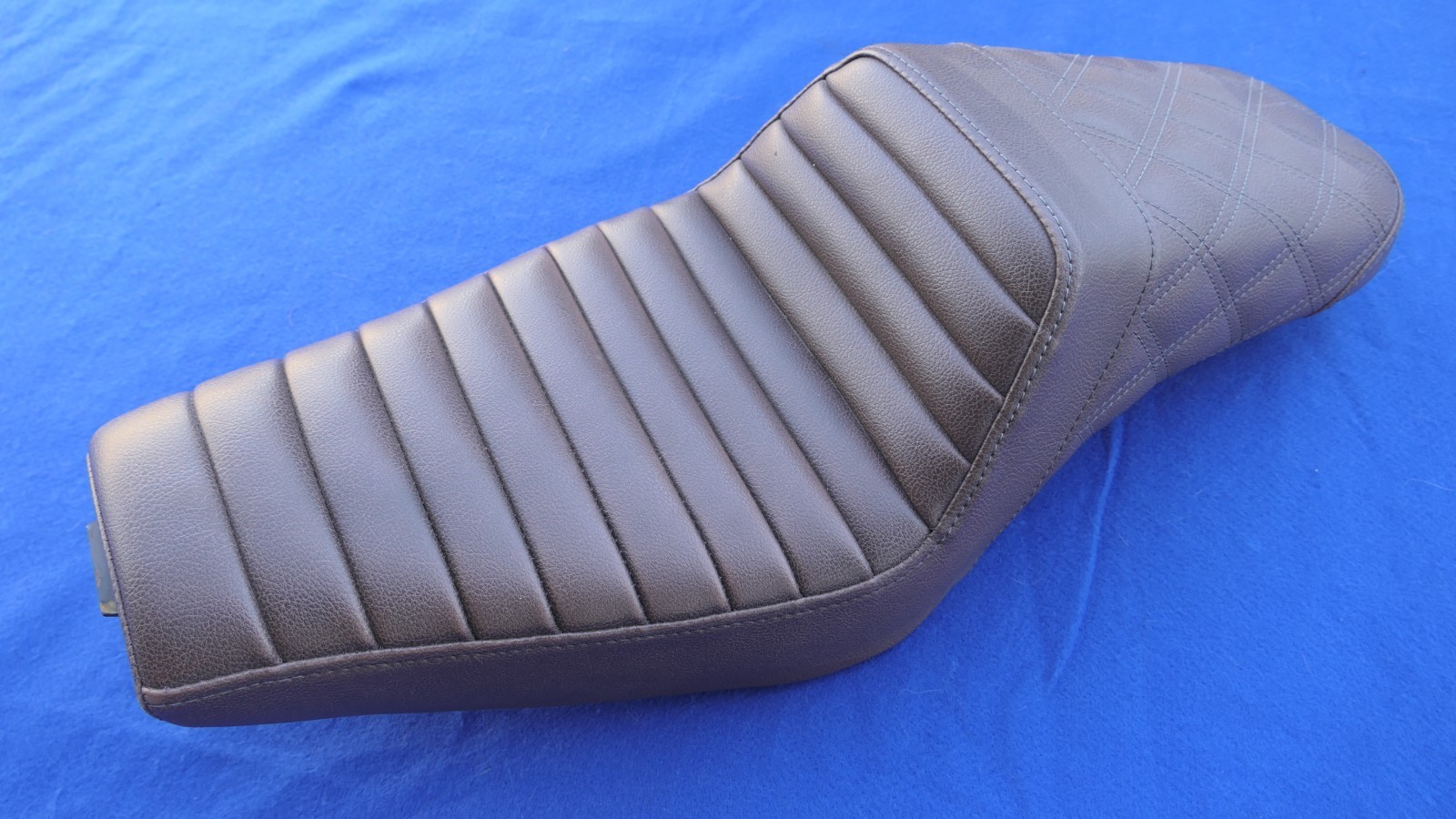 Saddlemen Ribbed Step-up Brown Seat Harley Sportster 1200 883 4.5 Gal 2004-2022