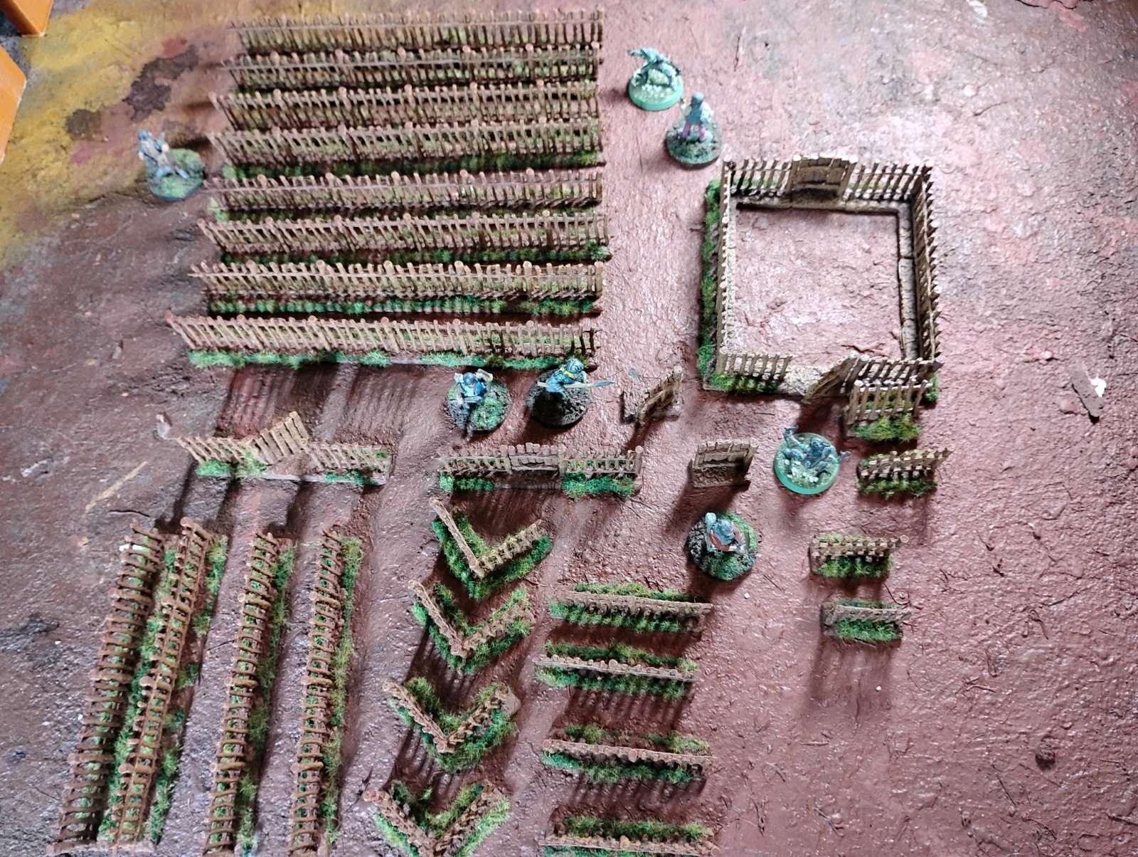 Wooden Fences Wargame Terrain 29pc of fence 108"- 9 feet Painted - 25mm 28mm