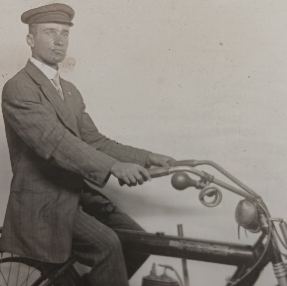 Tin Storage Botanist VASCULUM, or Satchel for Early Motorcycle ?