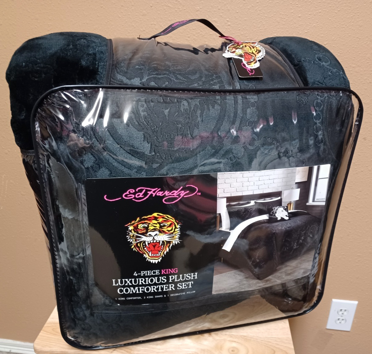 Ed Hardy Black Tigers&Tattoo Embossed Plush 4pc KING Comforter Set w/Pillow