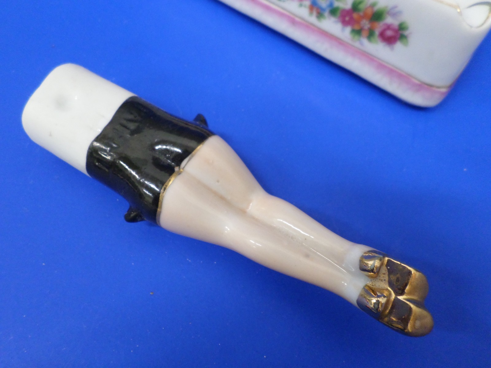 Vintage SEXY Risque Lady w/ Fan Black Shorts Legs NAUGHTY NODDER ASHTRAY