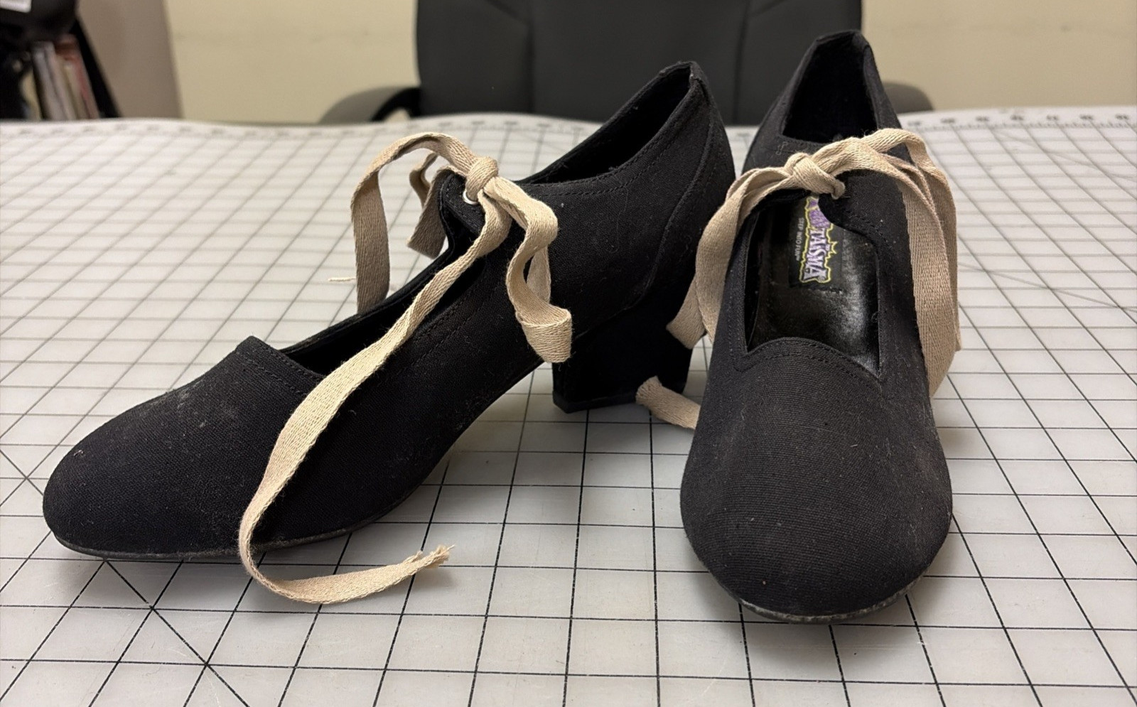 'Costume' style Women's Colonial era Shoes with tan tape ribbon, SZ 11 (W)