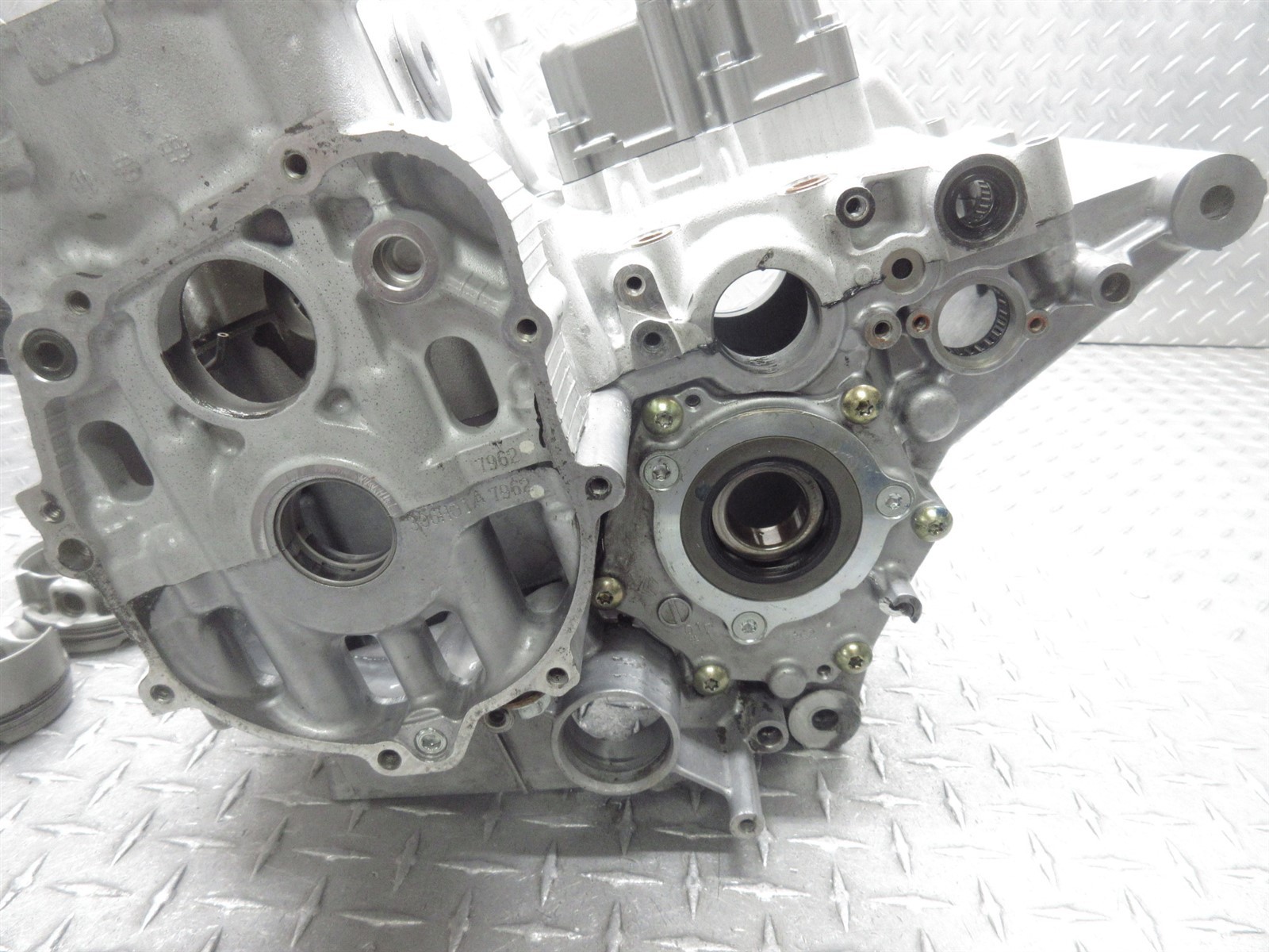 2007 06-07 Suzuki GSXR 600 GSXR600 Crankcase Case Engine Motor Block Piston Lot