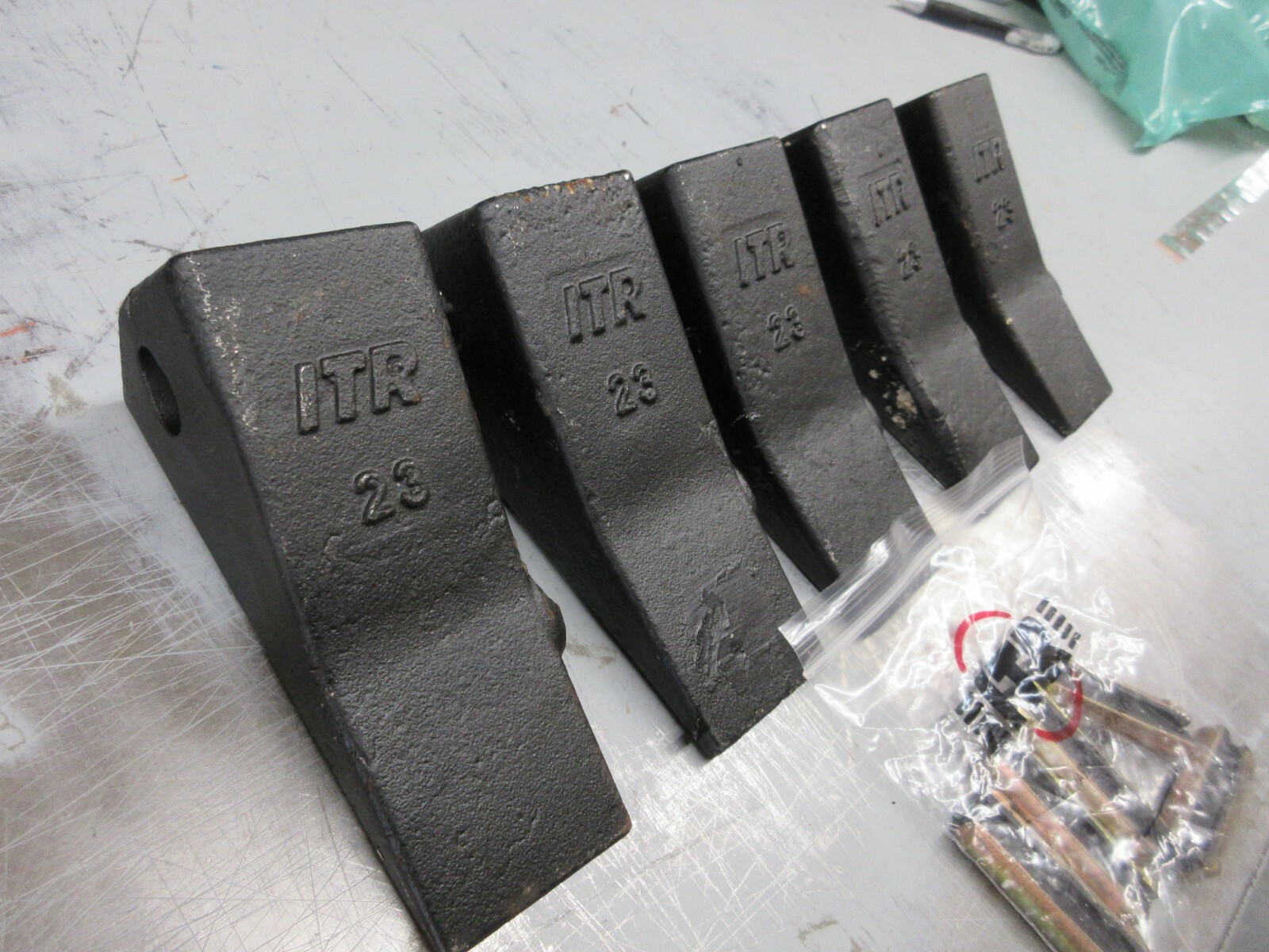 BACKHOE BUCKET TEETH DIGGING TEETH PINS Set 5 23 230 230SP Skidsteer Tooth ITR