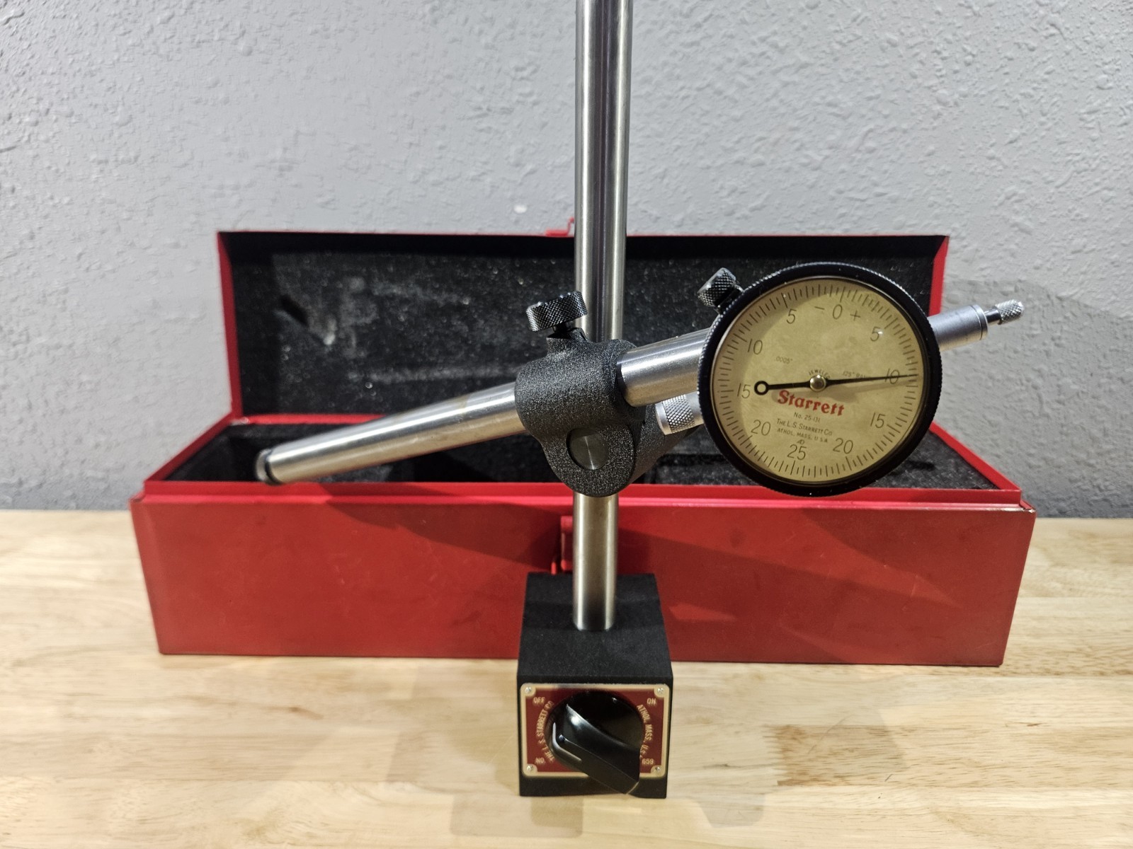 Starrett No. 659 HEAVY DUTY magnetic base with No. 25-131 dial indicator