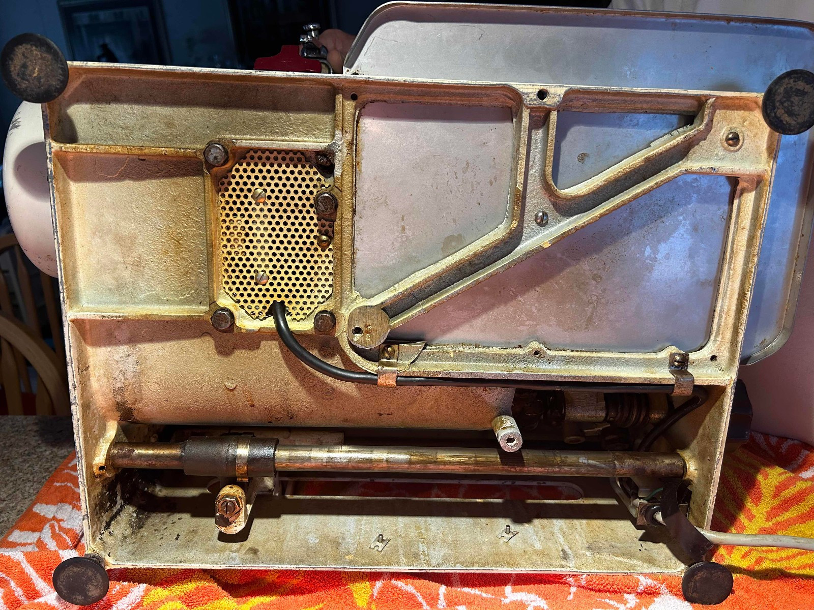 Globe C1620 Commercial Meat Slicer w. Built-in Sharpener