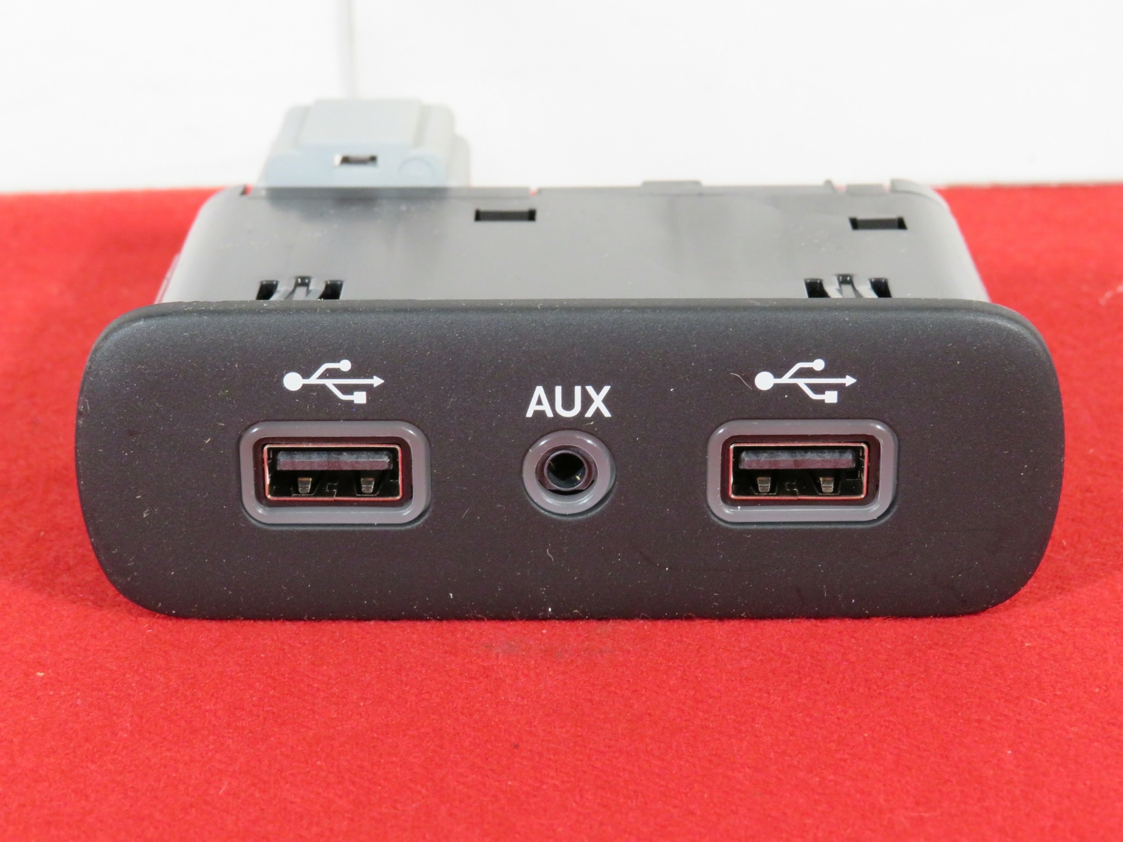 RAM 1500 2500 3500 HDMI USB & AUX MEDIA HUB NEW OEM MOPAR