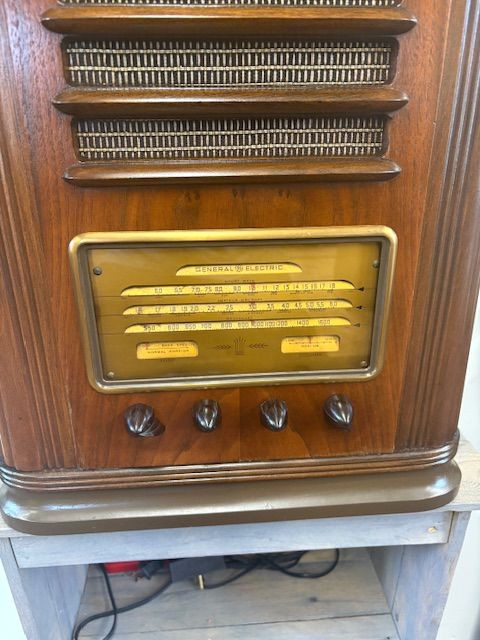 General Electric F81 Tombstone Radio