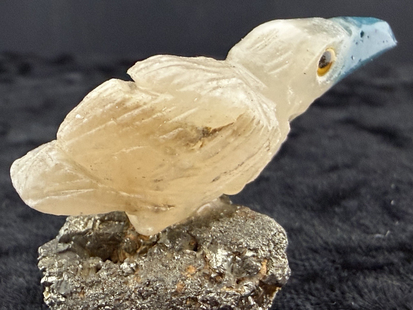 Gemstone Bird Sculpture on Mineral Base. 14 g. 43x17x27 mm