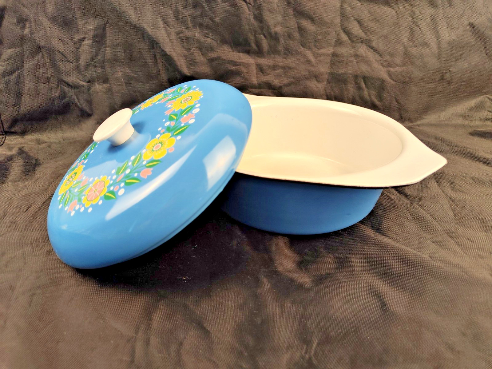 Kockums - Casserole with lid - Sweden - Model: Frestelse - cast iron, enamel