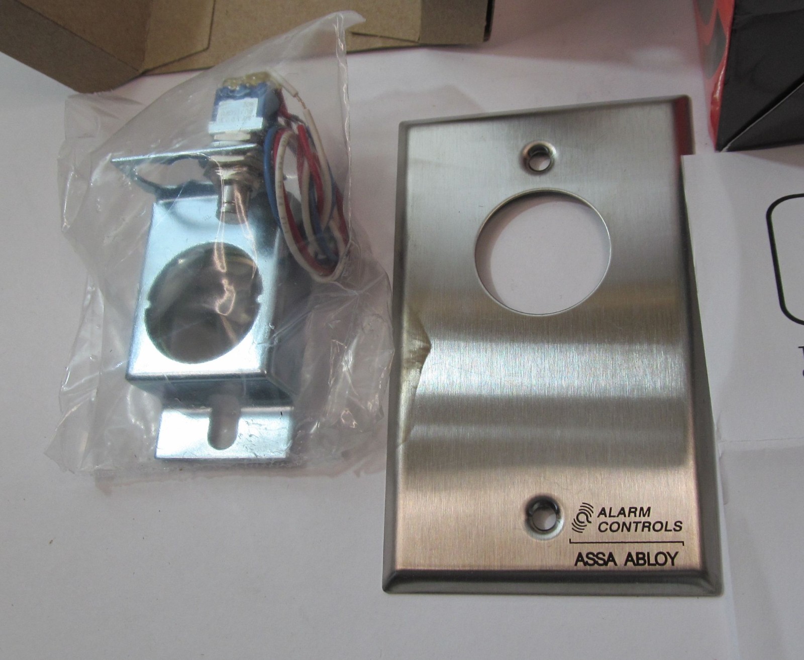 ASSA ABLOY ALARM CONTROLS MCK-4 MORTISE CYLINDER KEY SWITCH WALL PLATE/ HOUSING