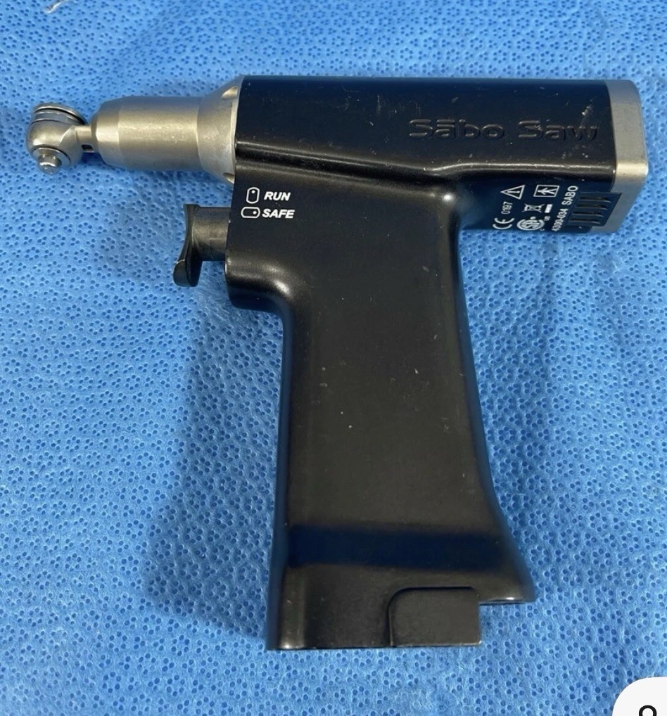 Stryker 4300-034 Sabo Sagittal Saw Handpiece Battery-Power; comes w/ a Saw Blade