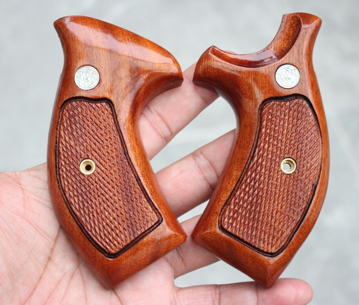 TARGET GRIPS FOR S&W K, L FRAME MODEL 686, 66 ROUND BUTT SAPELE WOOD # RANDOM