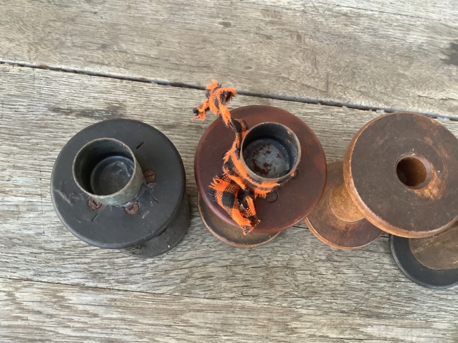 (5) Rustic Vintage Primitive Textile Mill Wooden Spools/ Bobbins 3-4" tall J5