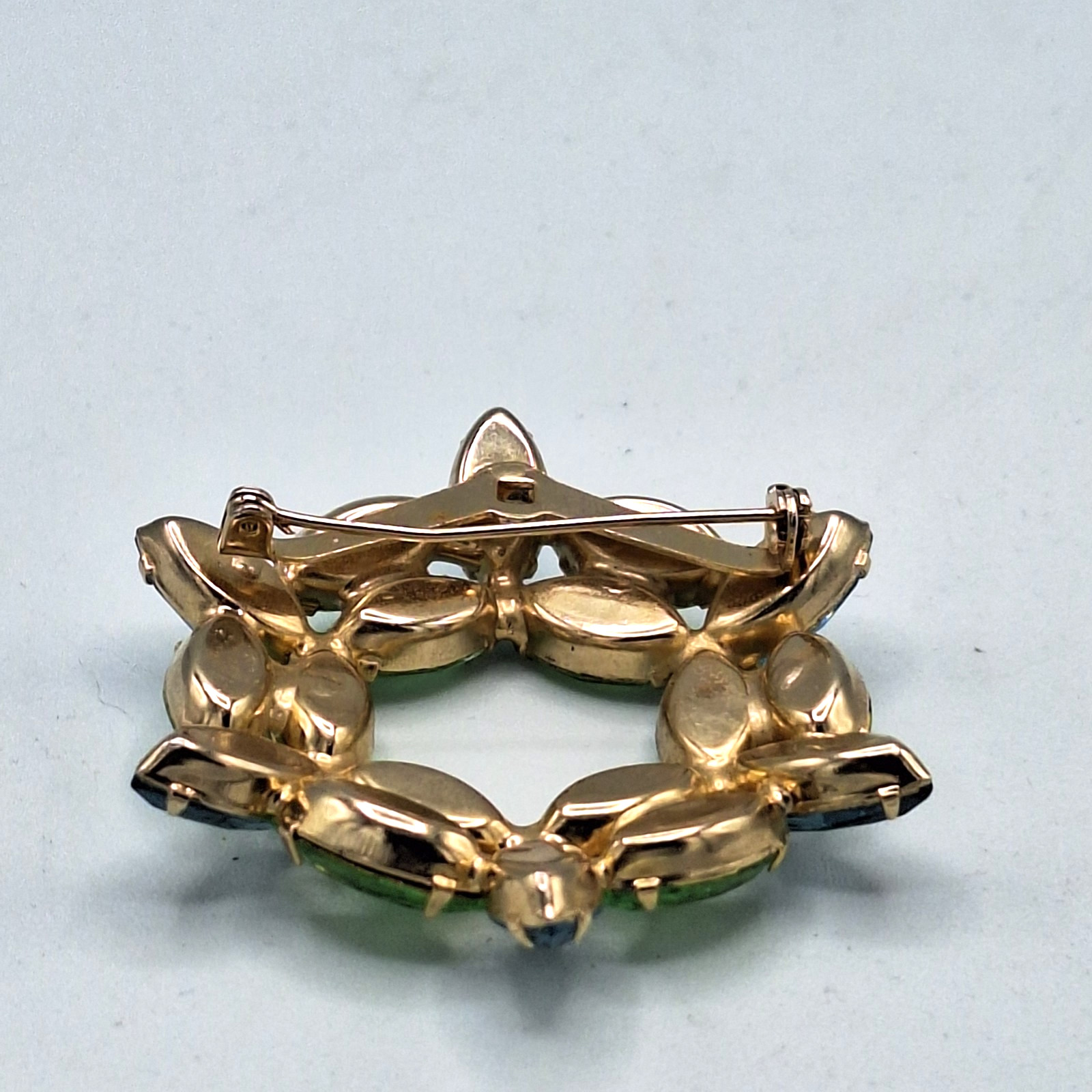 Gold Tone Blue & Green Uranium Glass UV Reactive Brooch Unsigned Wreath 2"