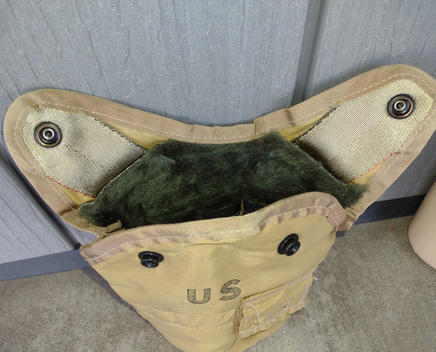 (1) USGI CANTEEN 1QT w/ ALICE CANTEEN COVER DESERT TAN w/ ALICE CLIPS