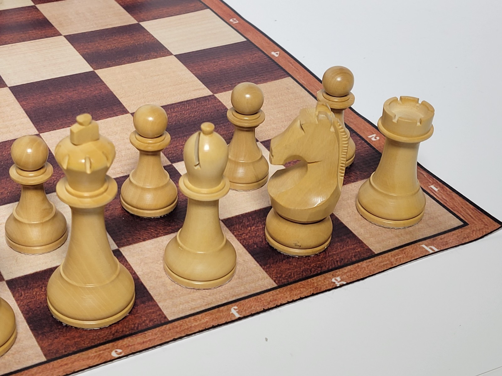 WORLD CHAMPIONSHIP STYLE CHESSMEN - 19 in. VINYL MAT - 4 QUEENS - K=3¾ in. (L07)