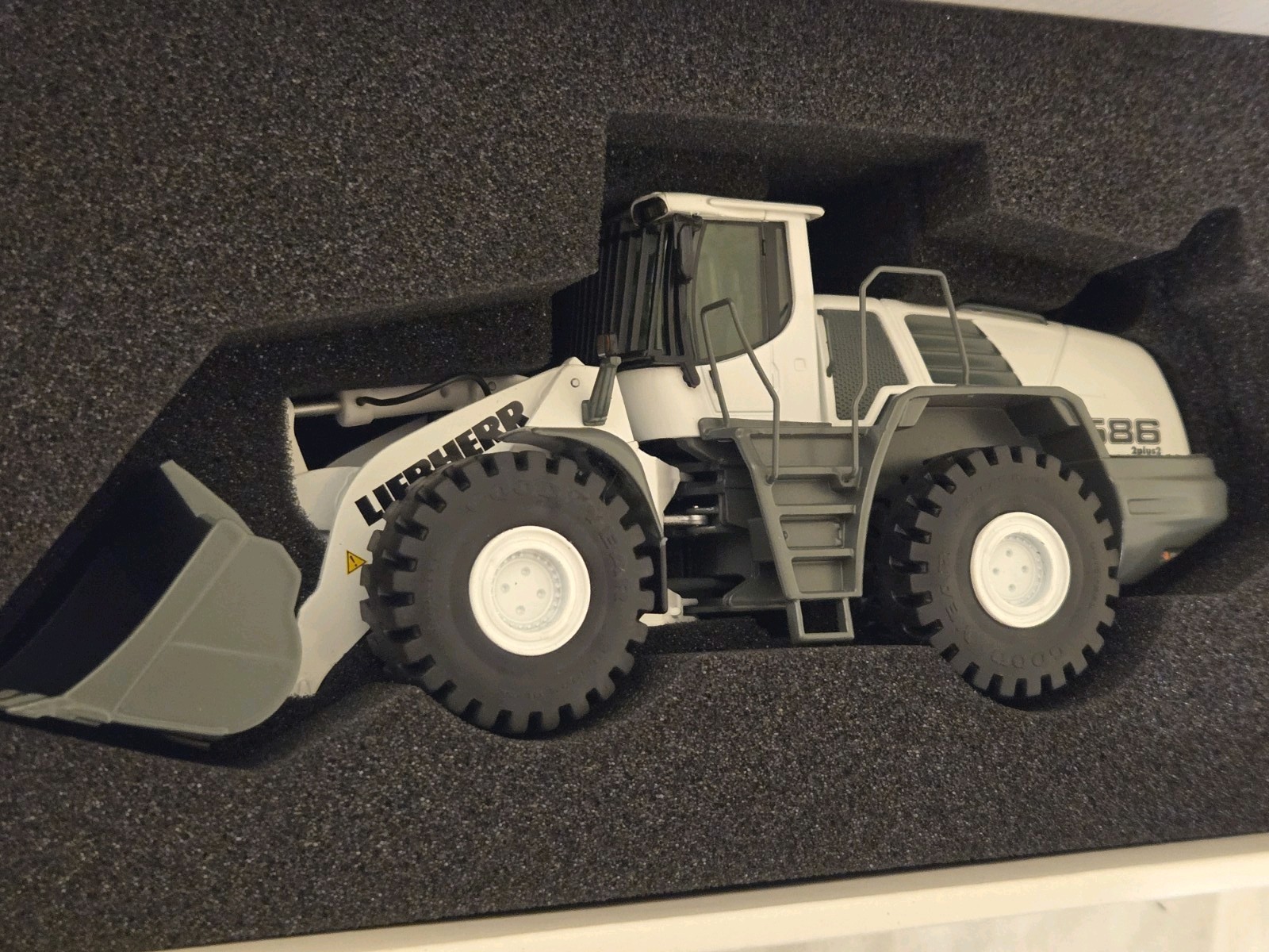 NZG 689/40 Liebherr L586 2plus2 White 1:50 Diecast Wheel Loader w/ Original Box