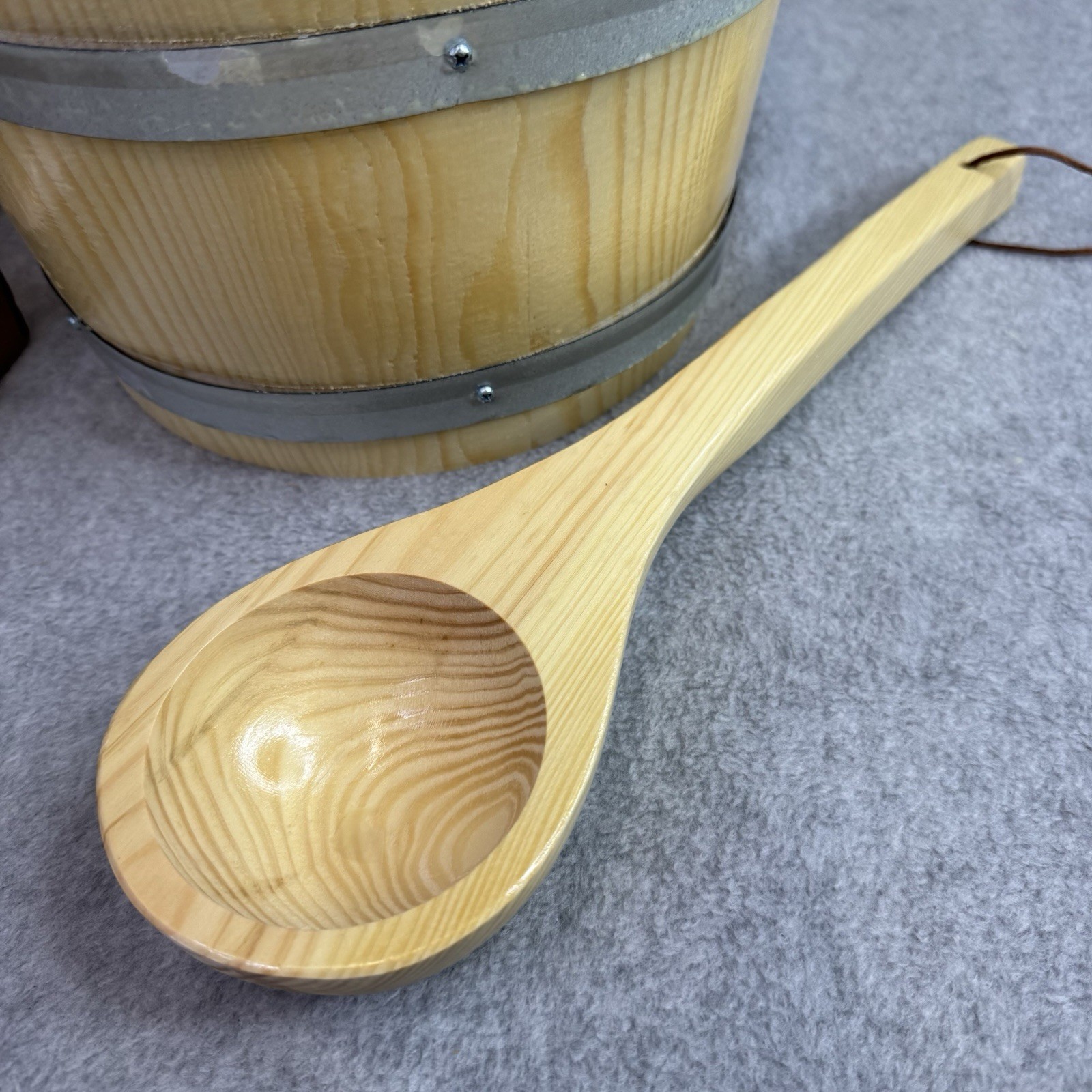 Wooden Sauna Bucket w Ladle And Sand Timer 1.3 Gal Pine Spa Steam Room Set