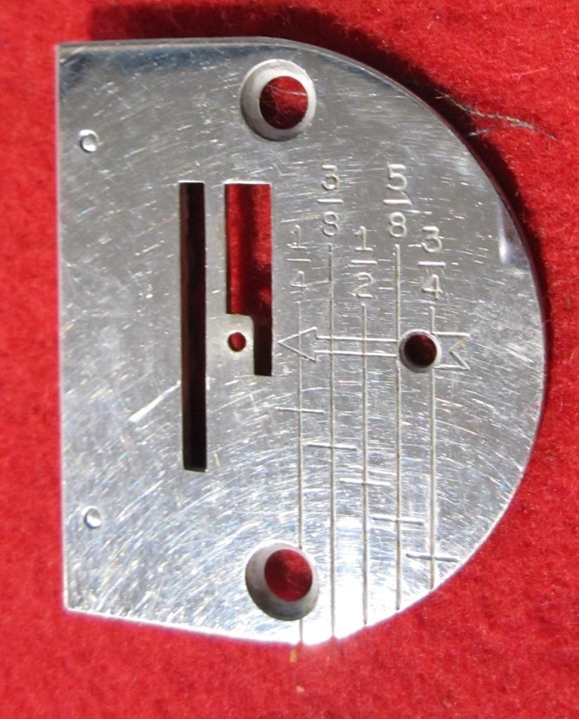 1947 Singer 221 FEATHERWEIGHT OR 301A GRADUATED NEEDLE PLATE & SCREWS #45921