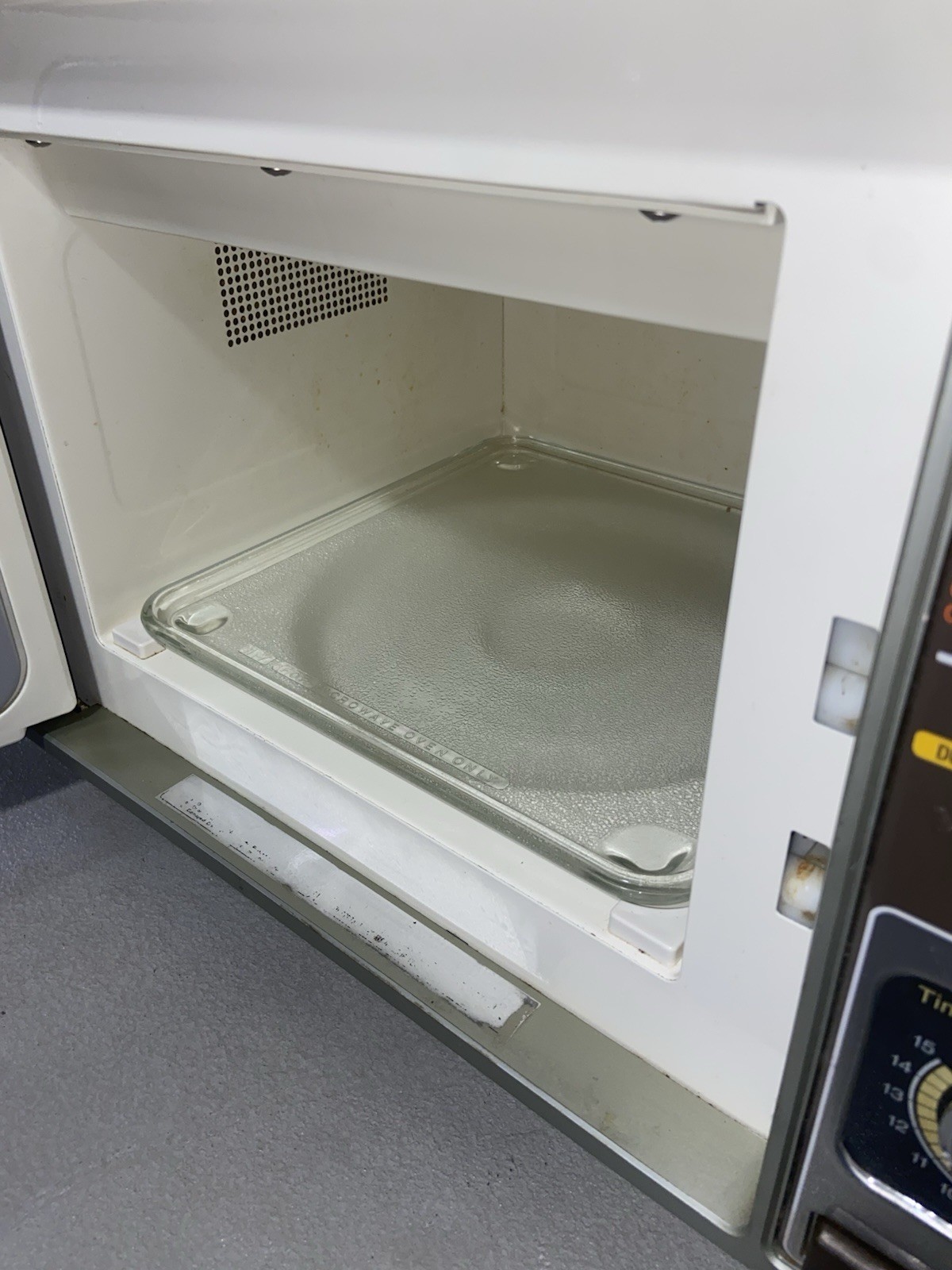 Vintage 80’s Samsung Microwave Oven Model RE-525D Faux Wood Grain Cooking Oven