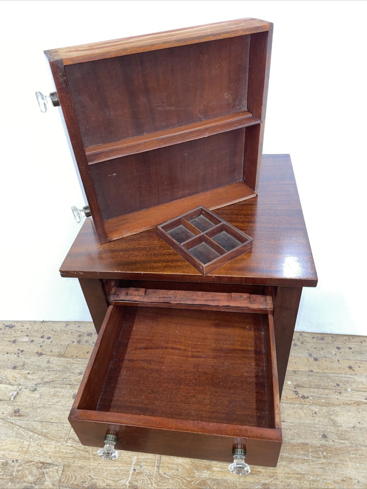 Vintage Mahogany 2 Drawer Table Nightstand lamp stand Glass knobs