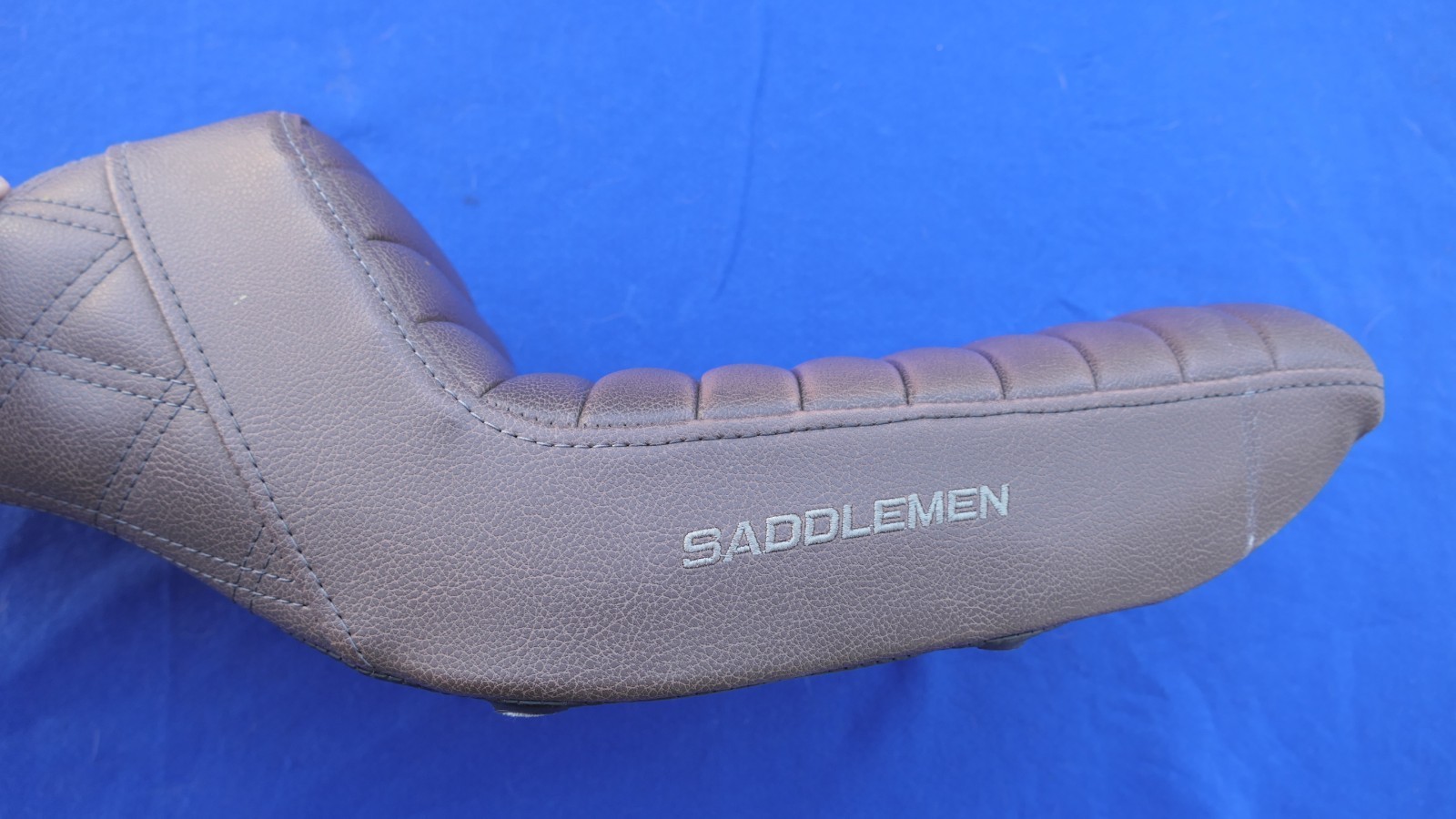 Saddlemen Ribbed Step-up Brown Seat Harley Sportster 1200 883 4.5 Gal 2004-2022
