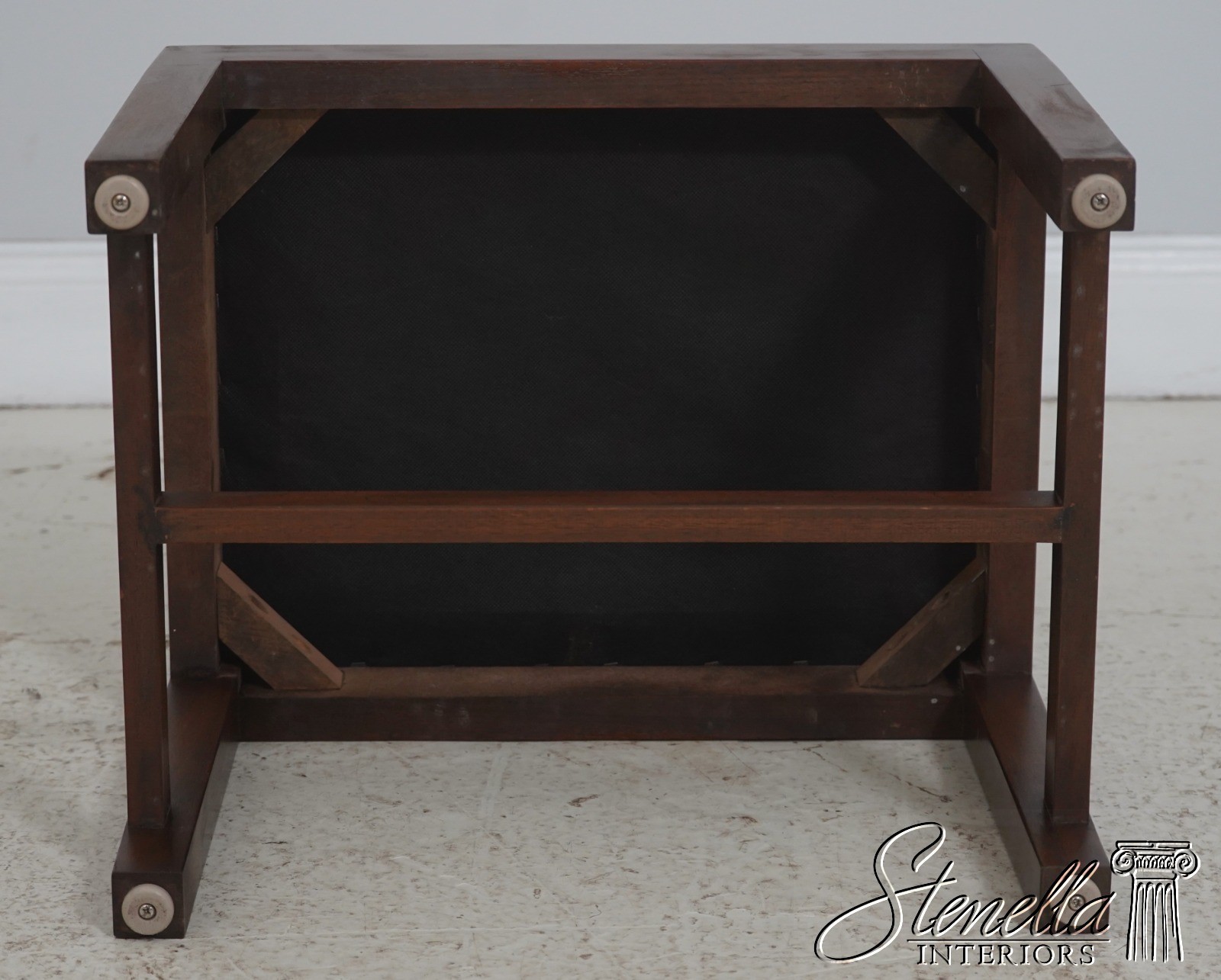 71682: KITTINGER Colonial Williamsburg Chippendale Mahogany Stool